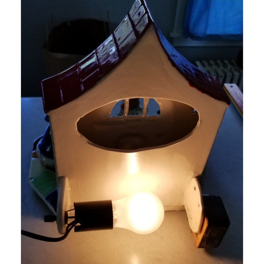 Holland Mold Lighted Winter House Figurine – Works, Repaired Crack READ - Picture 9 of 12
